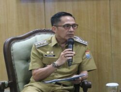Kecelakaan Mengancam, Ratu Dewa Gercep Perbaiki Jalan Berlubang di Parameswara Palembang