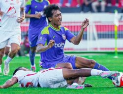 Arema FC Raih Poin Penting Lawan Malut United, Skor 1-1 di Gelora Kie Raha