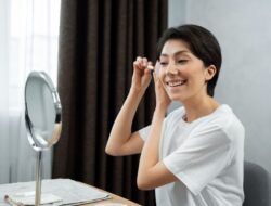 Jangan Gunakan Serum Peeling di Siang Hari, Ini Alasannya