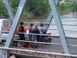 Limbah Sungai Brantas Jombang Diduga dari Pemotongan Ayam, DLH Temukan Bulu