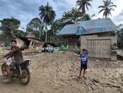 Warga Matang Ara Aceh Tamiang Mengungsi ke Bukit Saat Air Meluap Rendam Desa