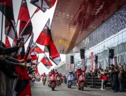 Parade Pembalap Ducati di Depan Karyawan Borgo Panigale