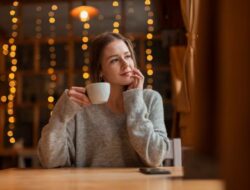 Orang yang Butuh Kopi Malam Ini Ternyata Lakukan 8 Perilaku Ini Tanpa Sadar