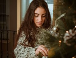 7 Hal yang Sering Dilakukan Orang Kesepian Saat Natal Tanpa Sadar