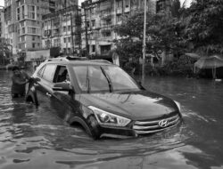 Terjebak di mobil saat banjir? Ini saatnya kabur