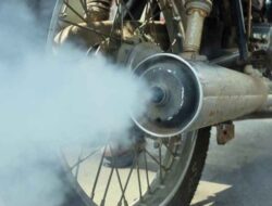 Knalpot Motor Keluar Asap Putih, Wajar atau Tanda Masalah Mesin?
