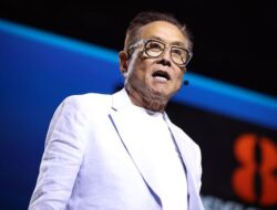 Prediksi Kiyosaki: Harga Perak Tembus 200 Dolar AS Tahun Depan