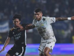 Arema FC Incar Papan Atas: Coba Rebut Pemain Kunci Persib dan Borneo
