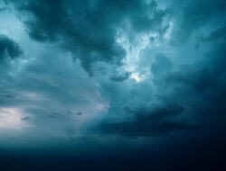 Badai Hoaks dan Tantangan Literasi Cuaca