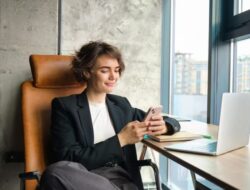 Orang yang Selalu Matikan Suara Ponselnya Punya 7 Ciri Kepribadian Ini, Menurut Psikologi