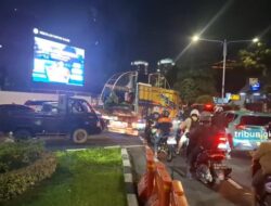 Macet mengerikan di Kembangan Jakbar akibat genangan dan truk terjebak, pengendara terjebak 4 jam