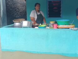 Pedagang Nasi Tak Pernah Berhenti Meski Banjir Melanda Losari Cirebon