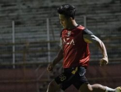 Kronologi Kolapsnya Rahmat Hidayat Saat Hadapi Persebaya Surabaya