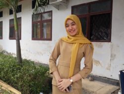 Guru Cantik Jadi Tukang Antar Laundry Usai Mengajar, Menangis Tak Bisa Daftar PPPK