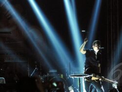 Lirik Fireflies – Owl City: Lagu Malam yang Menginspirasi