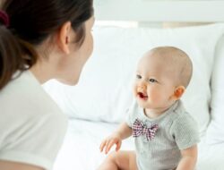 Membaca Buku Sejak Bayi Percepat Kemampuan Anak Berbicara