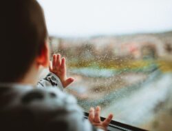 Mengapa Anak Sering Bertanya “Kapan Sampai?” Saat Naik Mobil?