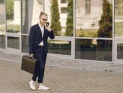 4 Cara Pakai Sepatu Sneakers agar Tampil Lebih Rapi