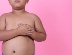 5 Alasan Anak Terus Obesitas, Termasuk Kebiasaan Main Gadget
