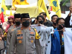 Mahasiswa Tertawa Saat Polisi Amankan Aksi dengan Peci dan Sorban