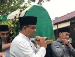Diva Stradivaryan Bantu Angkat Keranda Jenazah Kakaknya ke Pemakaman
