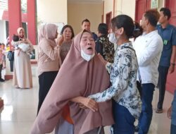Doa Nenek di Hari Jumat, Ibu Menangis Saat Delpedro Divonis Bebas