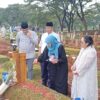 Makam Vidi Aldiano Tetap Ramai, Harry Kiss Terharu Dapat Banyak Doa