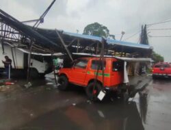 Satpam Selamat Saat Reklame 5 Meter Ambruk di Bandung