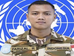 Air mata istri Kopda Farizal, prajurit TNI gugur di Lebanon, tiba di rumah duka: rindu pada ayah