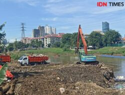 Pramono Target Selesaikan Pengerukan Kali Kanal Banjir Barat dalam 1 Tahun