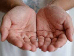 3 Makna Kedutan di Tangan Menurut Primbon Jawa Berdasarkan Letaknya