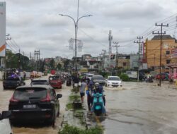Penggalian Proyek Jadi Kolam, Lalu Lintas Palembang-TAA Macet Total